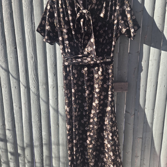 Max Studio Dresses & Skirts - Max Studio Black Floral Midi Dress – Short Sleeve Tie Neck | Size M
